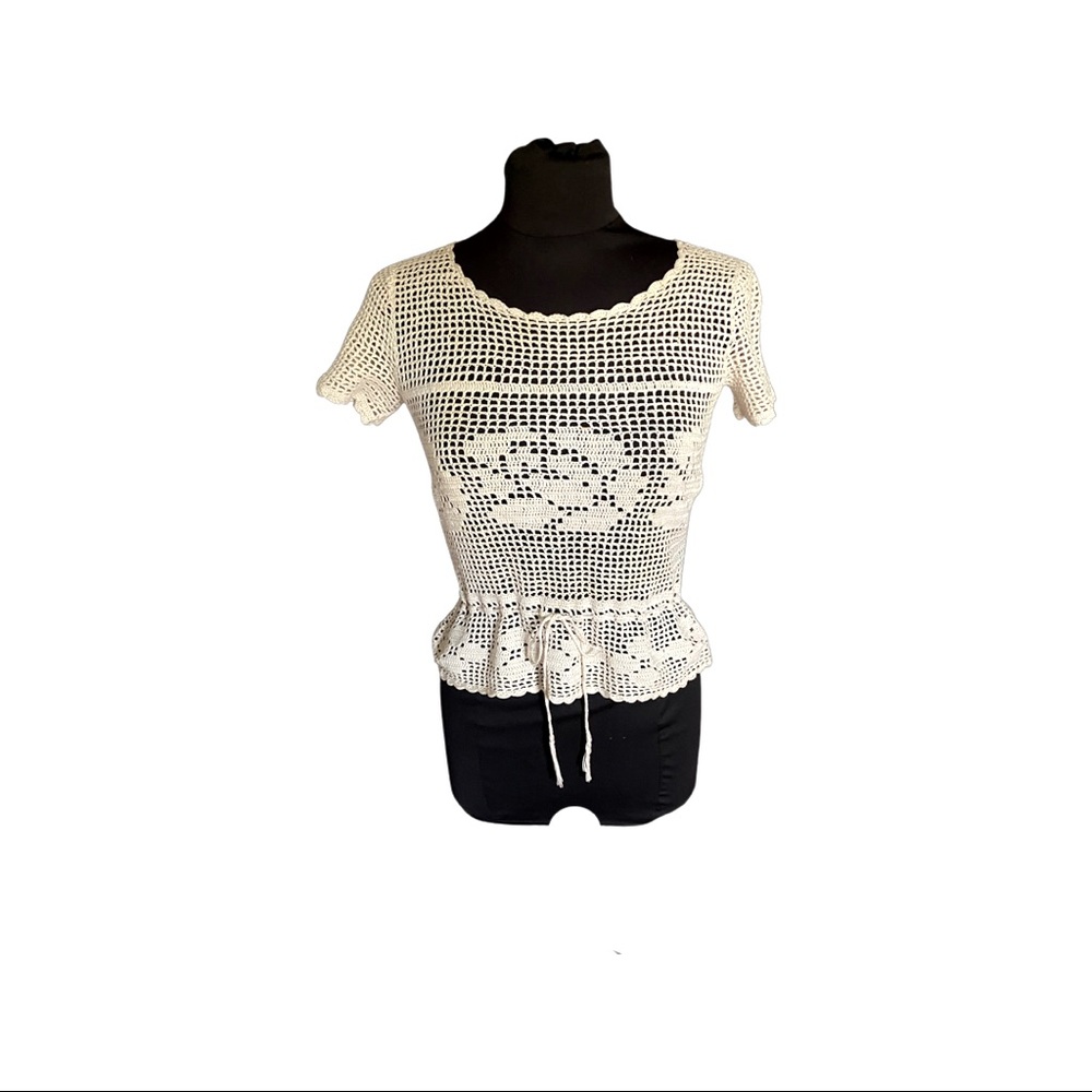 Vintage 70s crocheted cream colored top with floral design